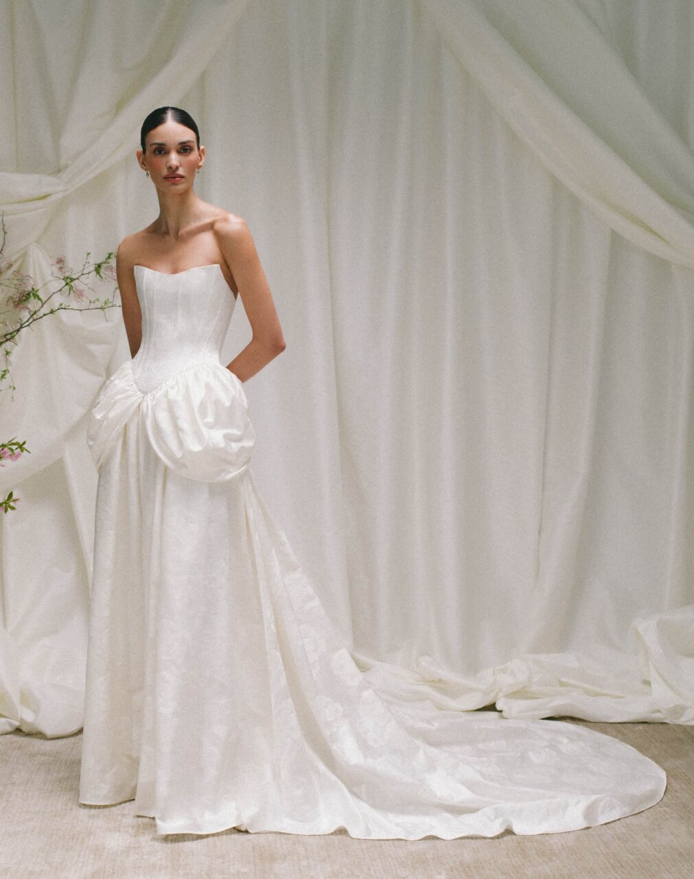 Vestidos de novia 2027, vestidos de novia con bordados de encaje 2027, cómo serán las novias 2027