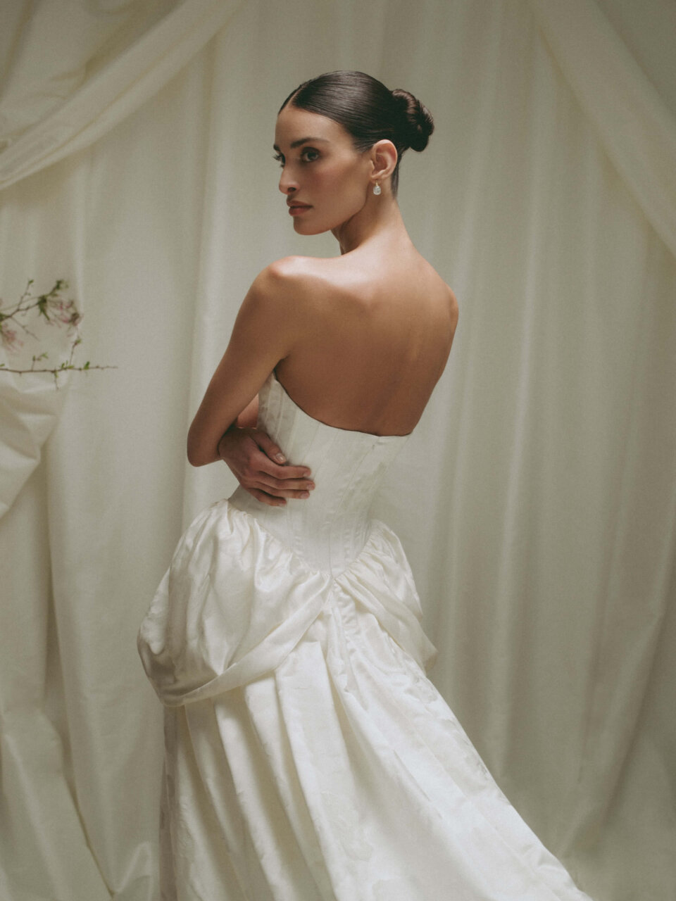 Vestidos de novia 2027, vestidos de novia con bordados de encaje 2027, cómo serán las novias 2027