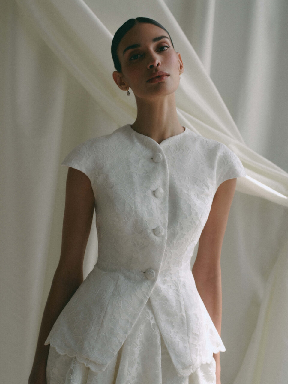Vestidos de novia 2027, vestidos de novia con bordados de encaje 2027, cómo serán las novias 2027